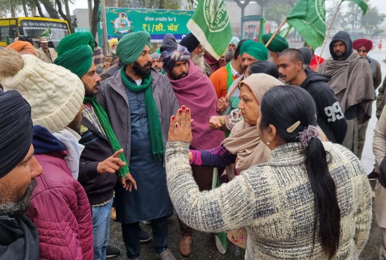 Punjab Election 2022: बठिंडा में प्रधानमंत्री मोदी का स्वागत करते पंजाब के वित्तमंत्री मनप्रीत बादल।