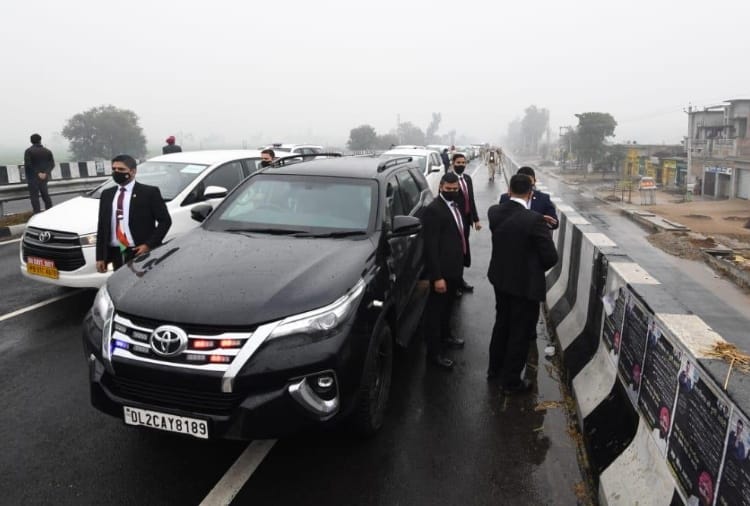 फिरोजपुर में फ्लाईओवर पर रुका पीएम मोदी का काफिला।