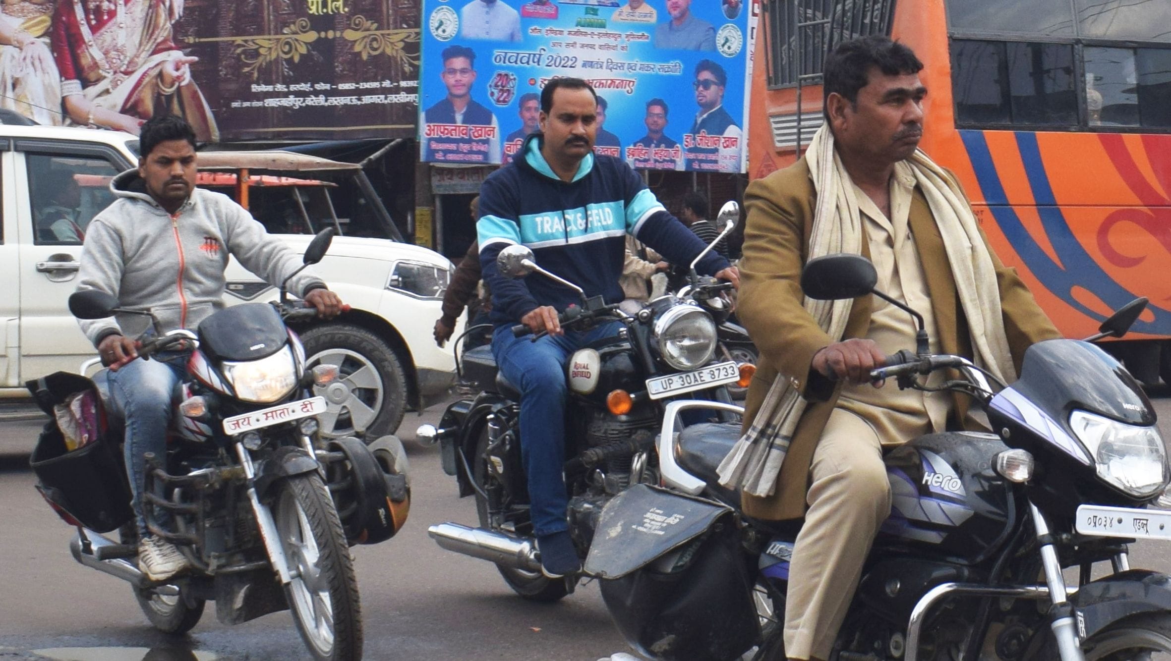 फोटो- 14 नुमाइश चौराहा पर बिना मास्क जाते लोग।