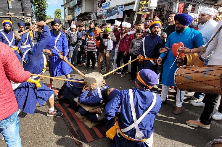 Prosesi Shri Guru Gobind Singh berlangsung dengan megah di Prakash Parv Prosesi Shri Guru Gobind Singh Mengambil Dengan Kemegahan Besar Di Prakash Parv