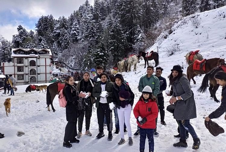 Hujan Salju di Shimla: Turis berkumpul untuk menyaksikan hujan salju di Kufri, Narkanda