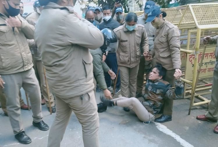 Berita Uttarakhand: Prd Jawans Cm House March Hari Ini – Dehradun: Polisi menghentikan perjalanan para PRD Jawans ke kediaman Ketua Menteri, jika mereka tidak setuju, mereka ditangkap.