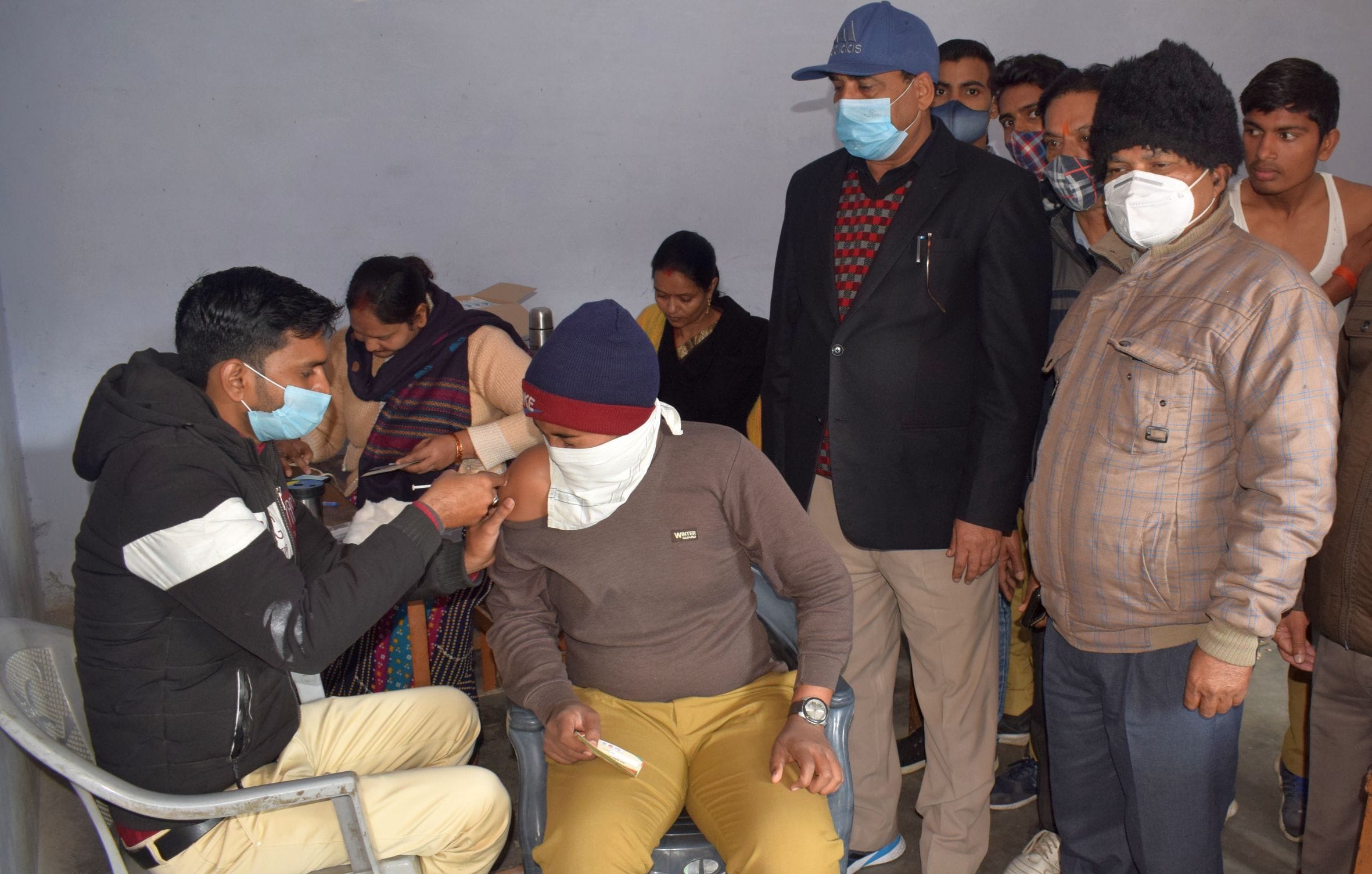 फोटो-9-राजकीय इंटर कॉलेज में टीका लगवाता छात्र रोहित व साथ में डीआईओएस वीके दुबे व अन्य। संवाद फोटो-9-राजकीय इंटर कॉलेज में टीका लगवाता छात्र रोहित व साथ में डीआईओएस वीके दुबे व अन्य। संवाद