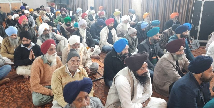 गुरुद्वारे में कथा श्रवण करते पुरुष। गुरुद्वारे में कथा श्रवण करते पुरुष।