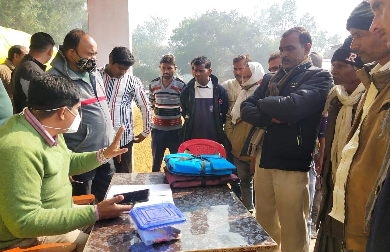 असोथर क्रय केंद्र में डिप्टी आरएमओ से बात करते किसान। संवाद