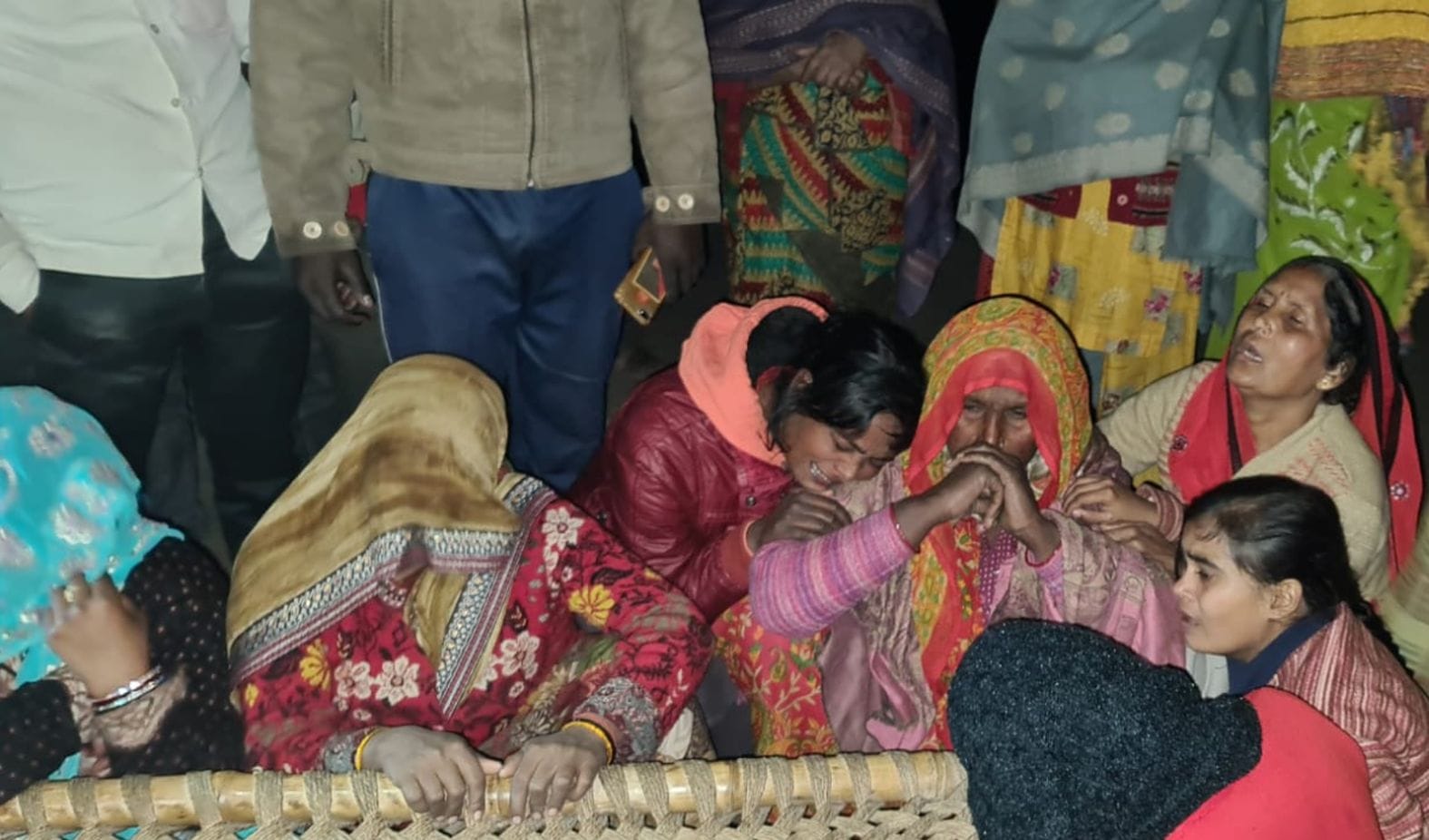 अबीर सिंह के रोते बिलखते परिजन। संवाद