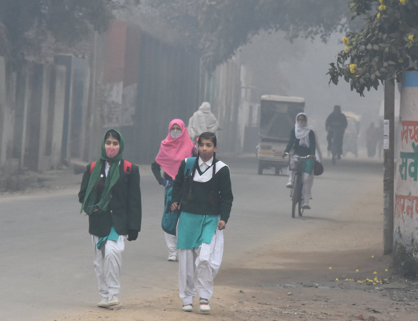 सहारनपुर में ठिठरती ठंड और कोहरे में अंबाला रोड़ स्कूल जाते छात्राएं