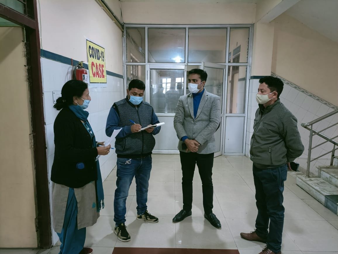 खटीमा में नागरिक अस्पताल में कोविड वार्ड का निरीक्षण करते एसडीएम रविंद्र सिंह बिष्ट। संवाद