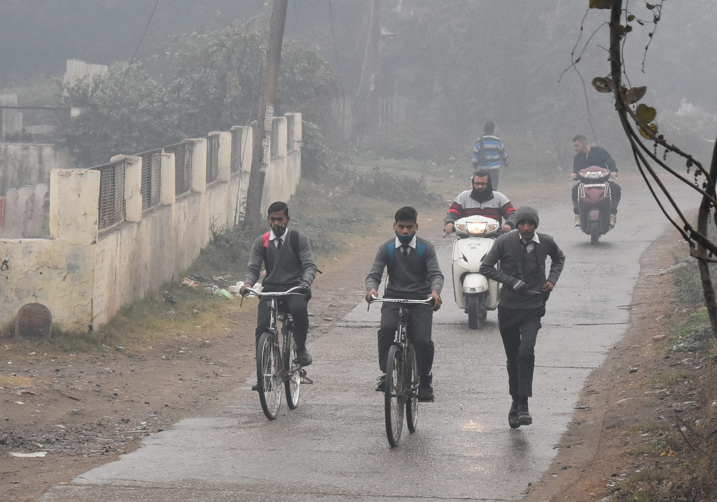 सहारनपुर में ठिठरती ठंड और बरसात में स्कूल से आते छात्र
