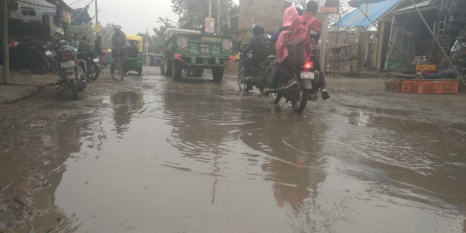 शहर के कर्बला मोड पर पुरानी चुंगी के पास रोड पर भरा पानी। संवाद शहर के कर्बला मोड पर पुरानी चुंगी के पास रोड पर भरा पानी। संवाद