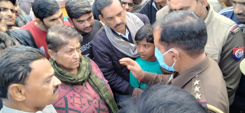 सड़क हादसे में हुए बाइक सवार की मौत के बाद पुलिस से बाद करती पूर्व विधायक शशीबाला पुंडीर