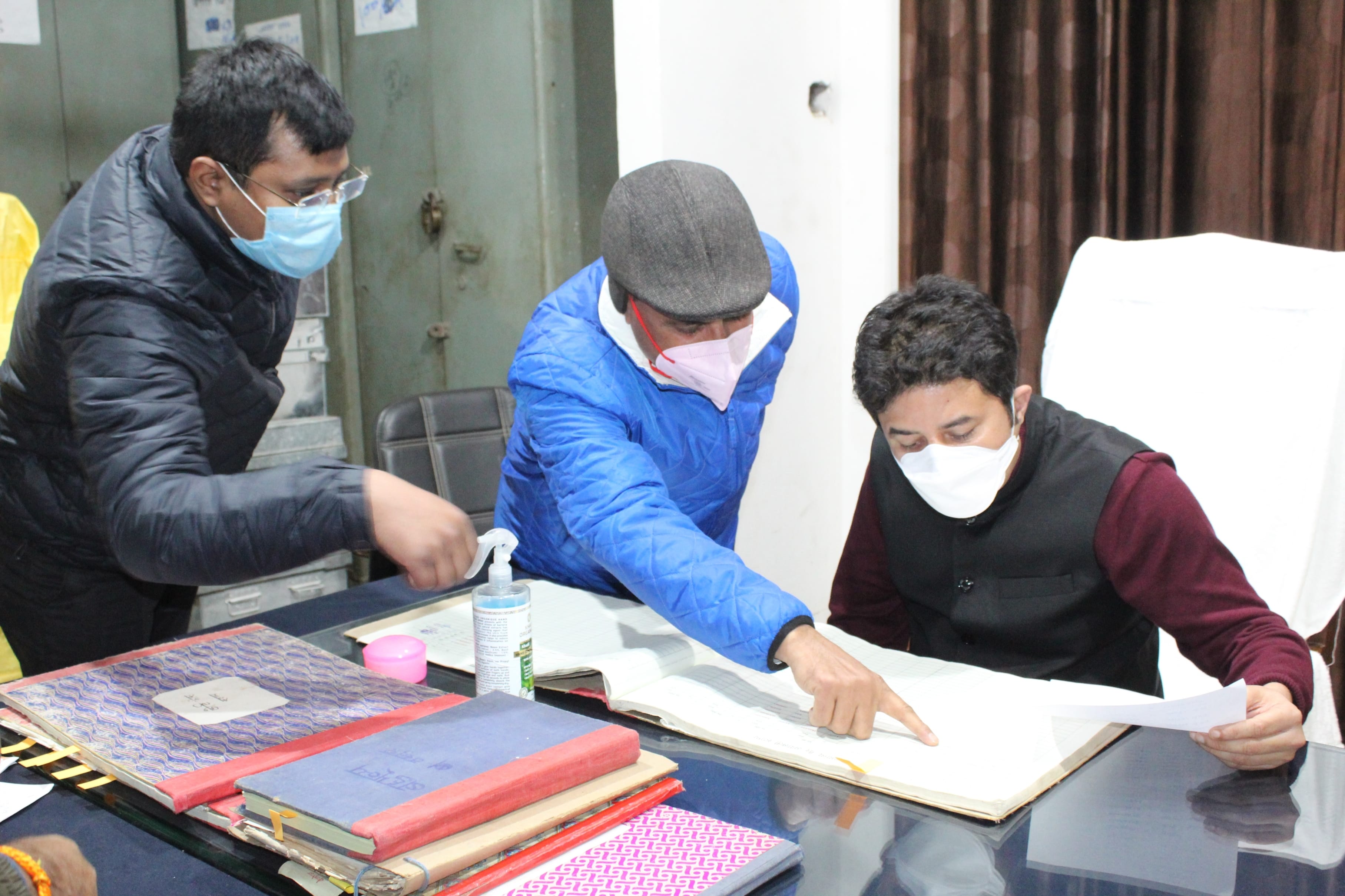 कोषागार में कार्यभार ग्रहण करते नवागत जिलाधिकारी अमृत त्रिपाठी। कोषागार में कार्यभार ग्रहण करते नवागत जिलाधिकारी अमृत त्रिपाठी।