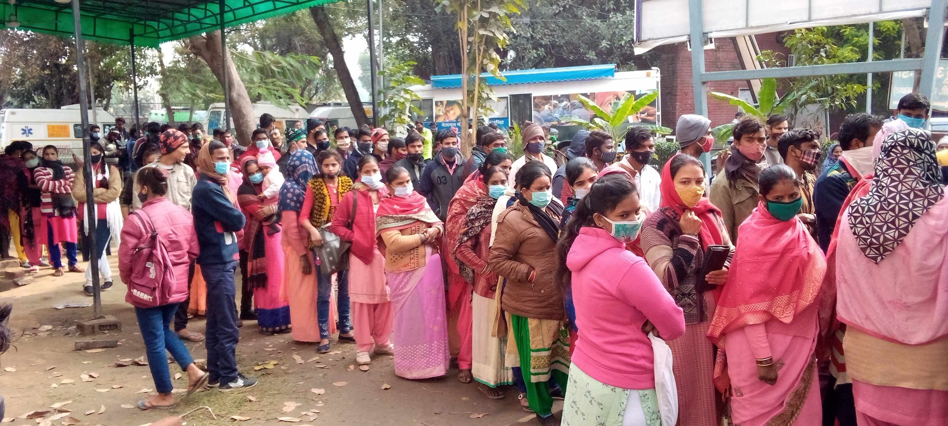 जिला अस्पताल में आपातकालीन वार्ड के बाहर वैक्सीन लगवाने के लिए लगी महिलाओं की लाइन। संवाद जिला अस्पताल में आपातकालीन वार्ड के बाहर वैक्सीन लगवाने के लिए लगी महिलाओं की लाइन। संवाद