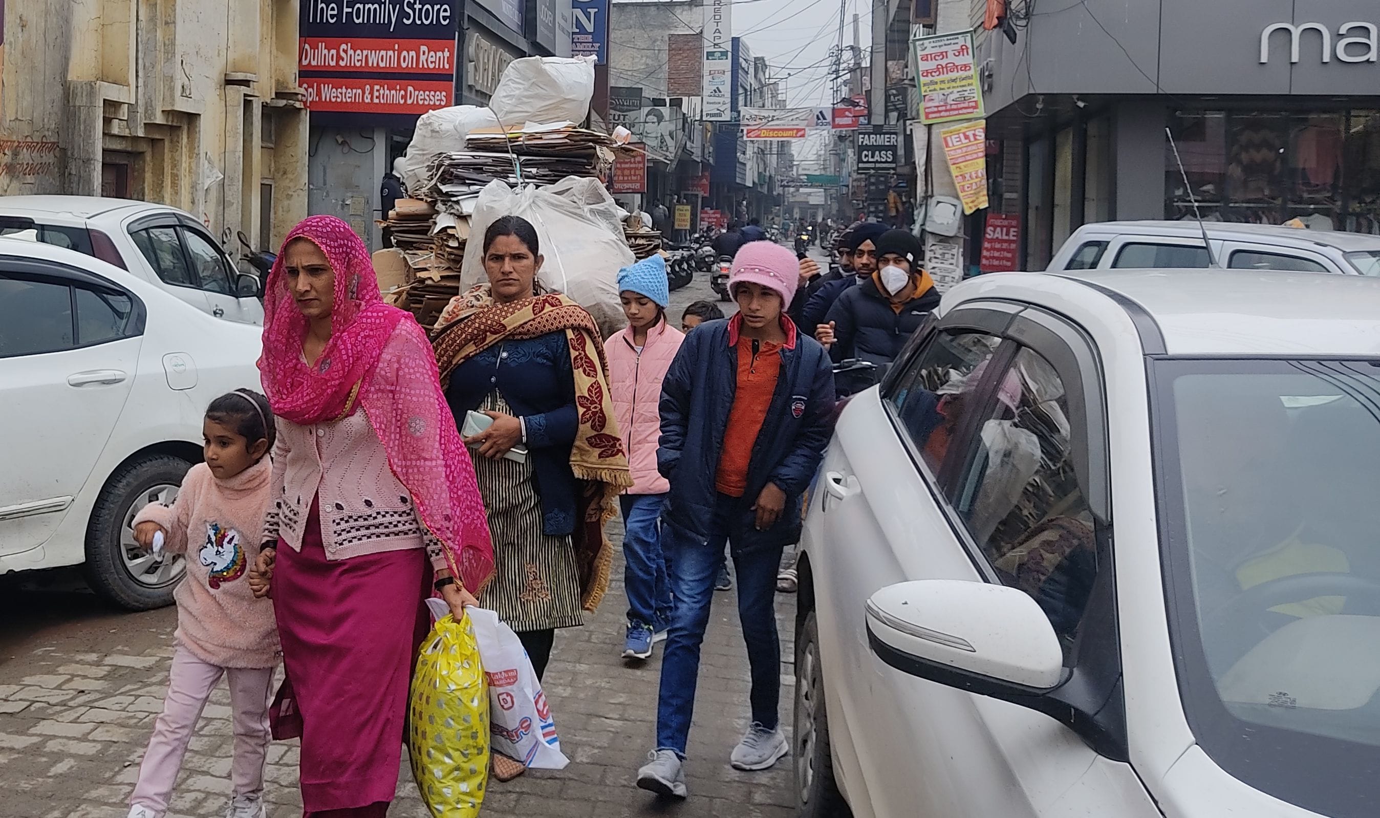 चार मरला कॉलोनी बाजार में बिना मास्क खरीदारी करने आईं महिलाएं।