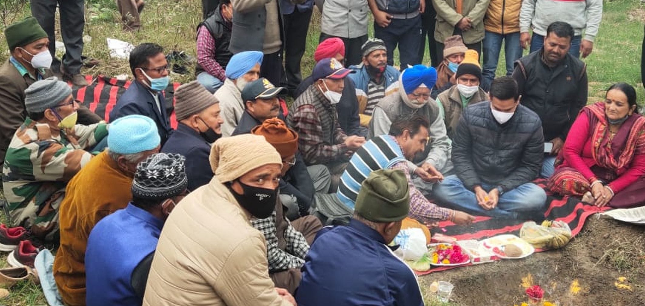 सितारगंज के सिसौना गांव में जनमिलन केंद्र का शिलान्यास करते विधायक सौरभ बहुगुणा। सितारगंज के सिसौना गांव में जनमिलन केंद्र का शिलान्यास करते विधायक सौरभ बहुगुणा।