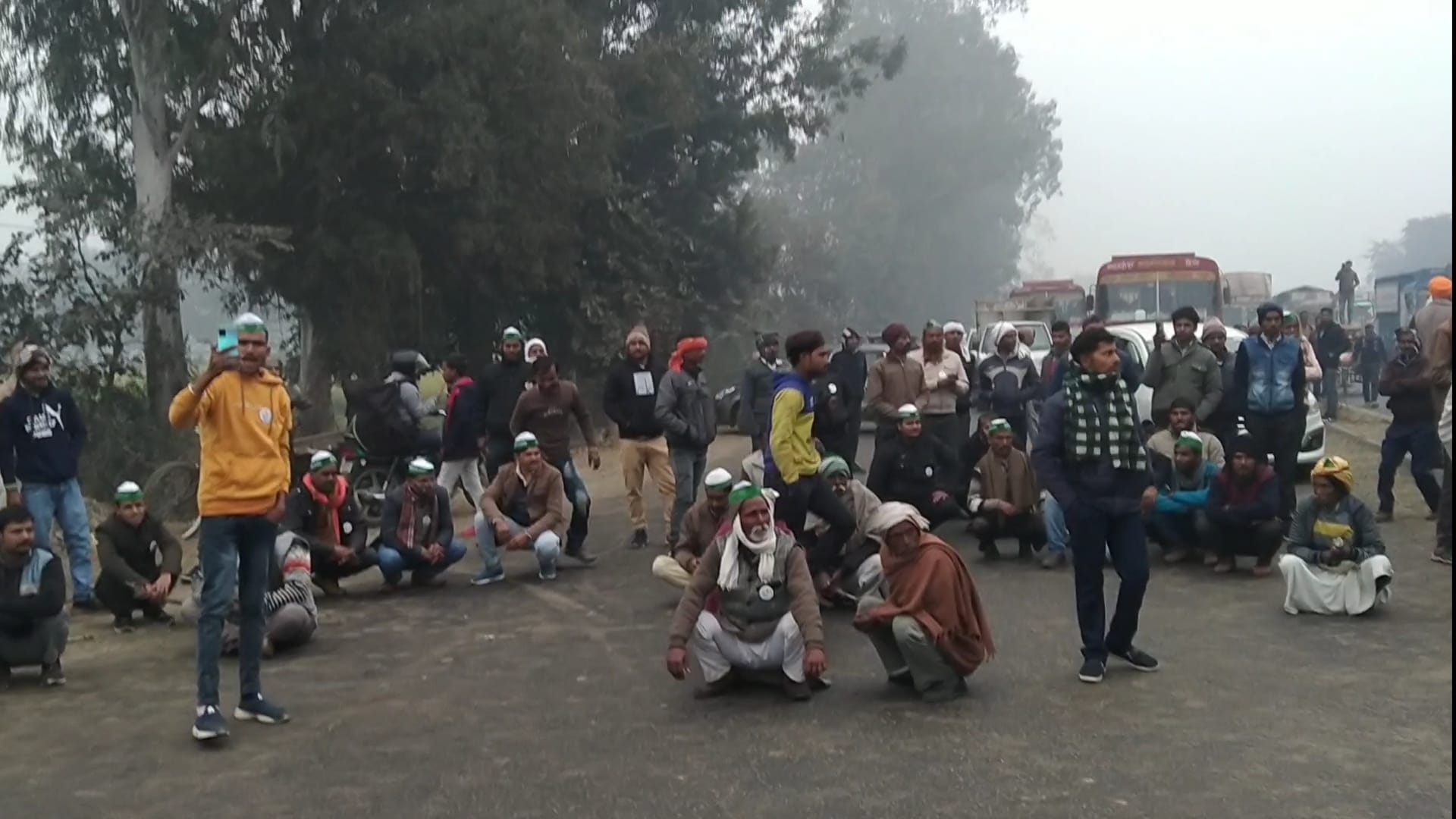 तिलहर क्षेत्र में नेशनल हाईवे पर जाम लगाए कार्यकर्ता। तिलहर क्षेत्र में नेशनल हाईवे पर जाम लगाए कार्यकर्ता।