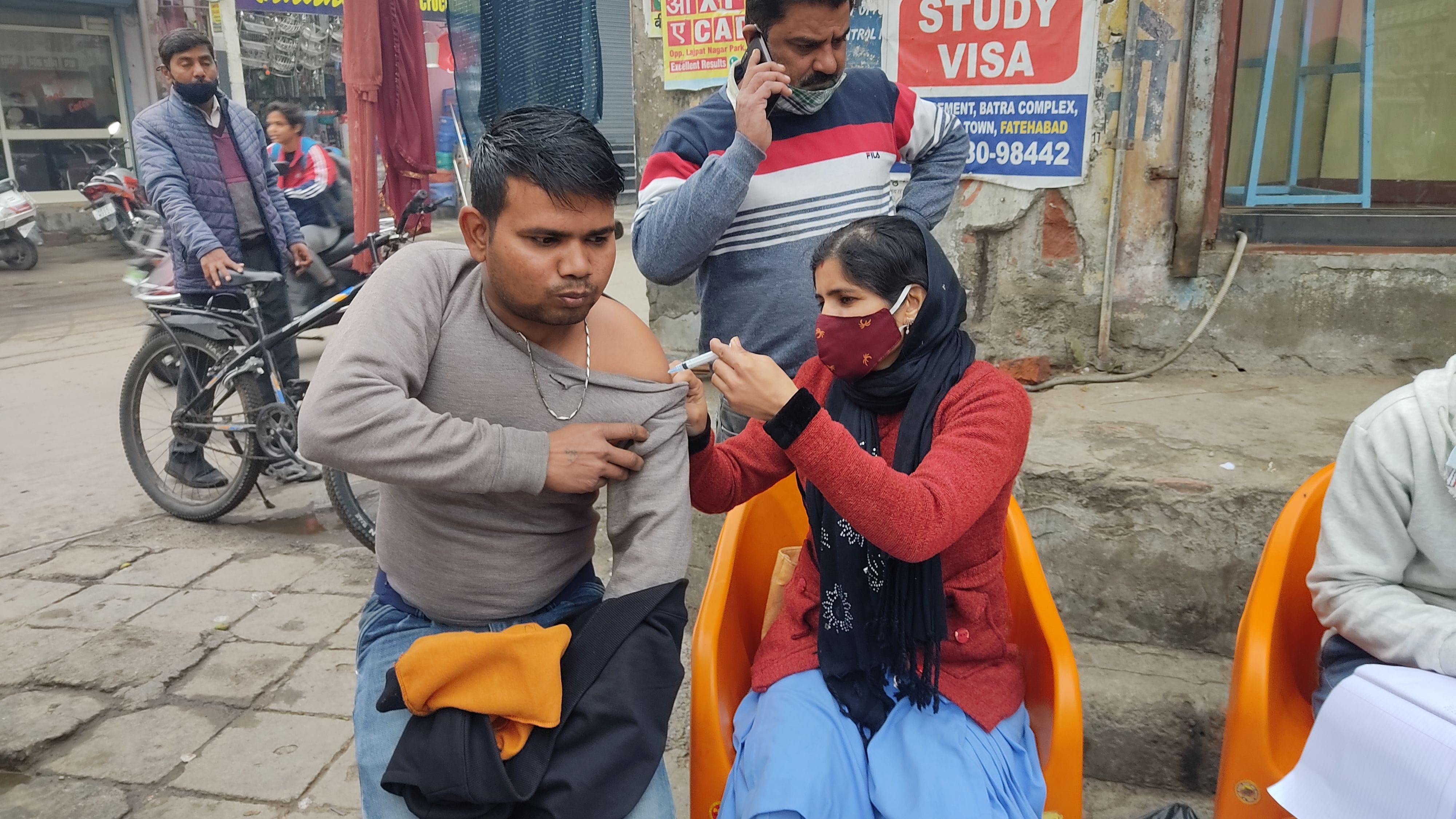 लाभपात्र को वैक्सीन लगाती स्वास्थ्यकर्मी। लाभपात्र को वैक्सीन लगाती स्वास्थ्यकर्मी।