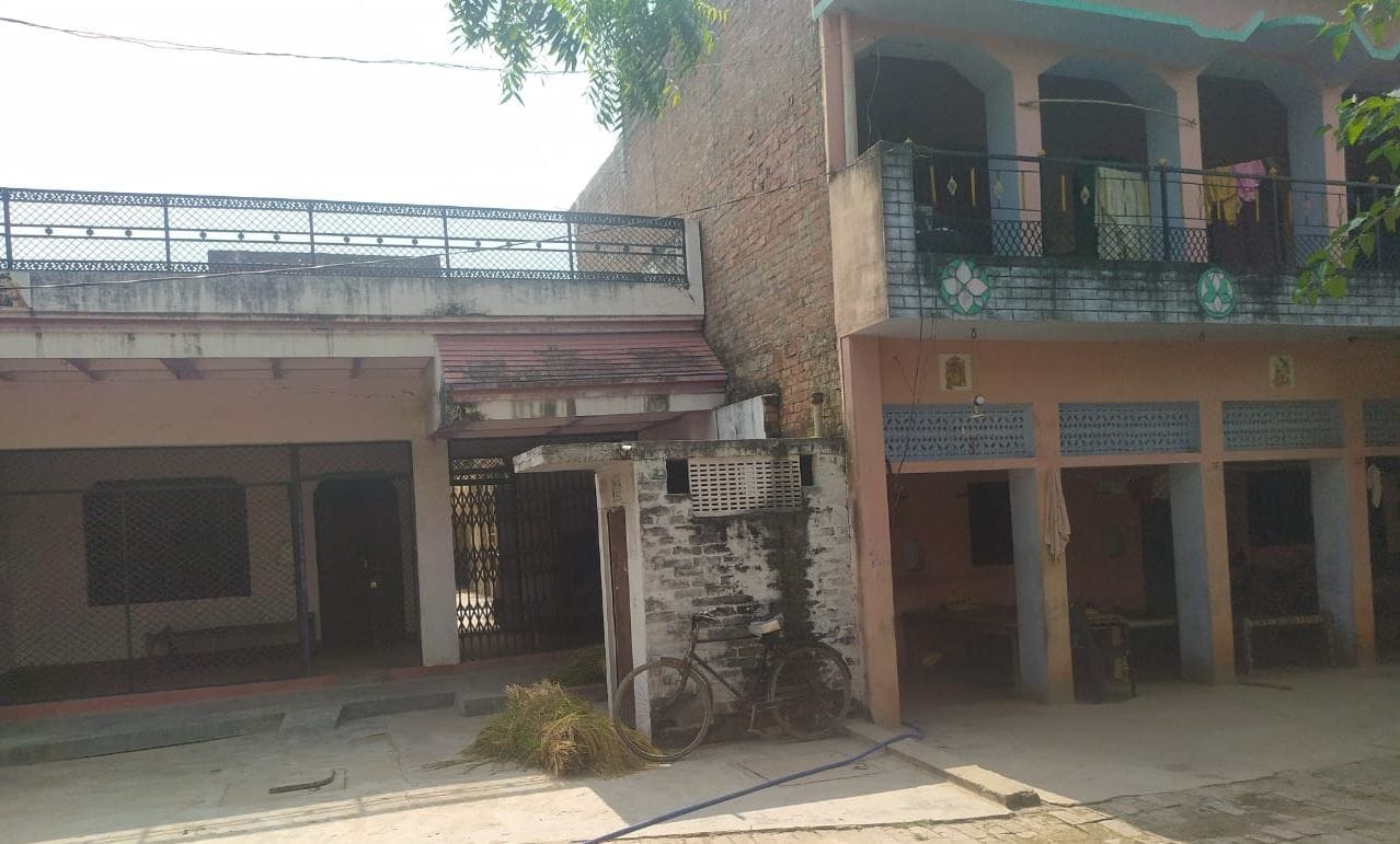 गुलाबी रंग का दो मंजिला मकान रावेंद्र सिंह भैदपुर व बगल में रेलिंग वाला मकान बरौला निवासी डॉ लवकु गुलाबी रंग का दो मंजिला मकान रावेंद्र सिंह भैदपुर व बगल में रेलिंग वाला मकान बरौला निवासी डॉ लवकु
