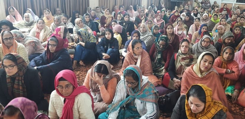 गुरुद्वारे में कथा श्रवण करतीं महिलाएं। गुरुद्वारे में कथा श्रवण करतीं महिलाएं।