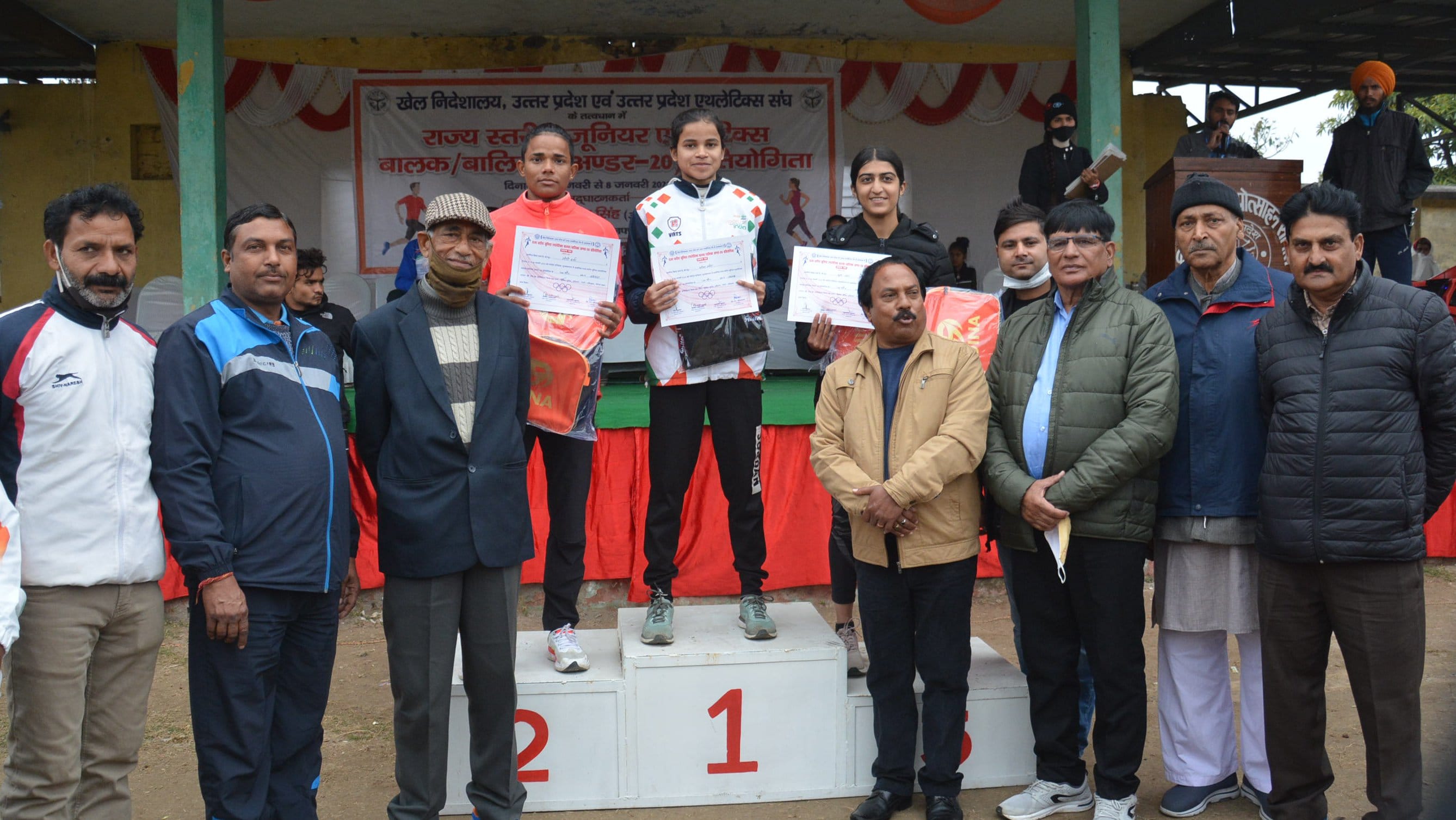 मुजफ्फरनगर में स्पोर्ट्स स्टेडियम में 100 मीटर दौड के विजेता खिलाडी को प्रमाणपत्र देते अतिथि।