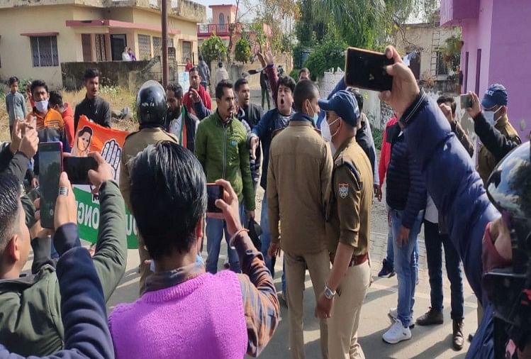 Berita Uttarakhand: Nsui dan Kongres Pemuda Mengibarkan Bendera Hitam Kepada Menteri Harak Singh Rawat