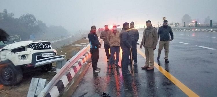 Kecelakaan – SUV terbalik setelah bertabrakan dengan pembatas jalan di Purvanchal Expressway, empat tewas