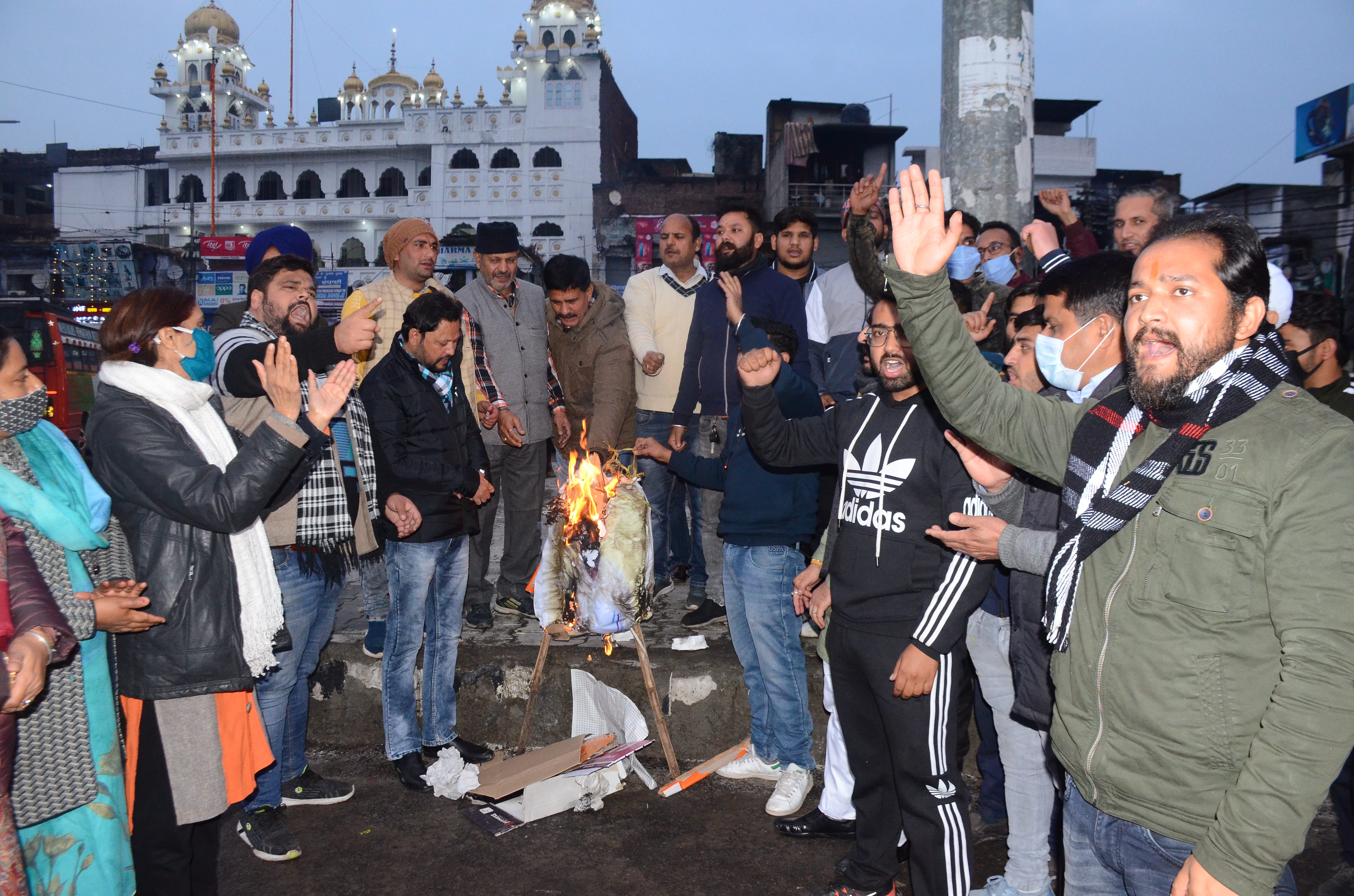 कठुआ मुखर्जी चौक में पंजाब के मुख्यमंत्री का पुतला फूंककर प्रदर्शन करते भाजपाई