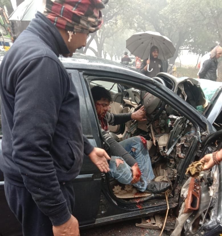 मोहनगंज जेठवारा मार्ग पर पडवासी के समीप आमने सामने की टक्कर से क्षतिग्रस्त कार से घायल को निकालत?