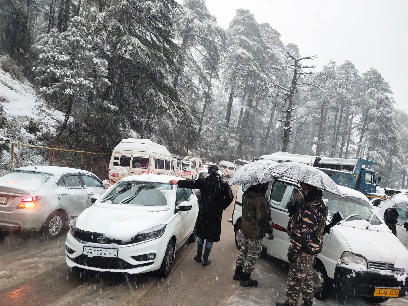 पटनीटाप में हिमपात का आंनद लेते सैलानी :संवाद