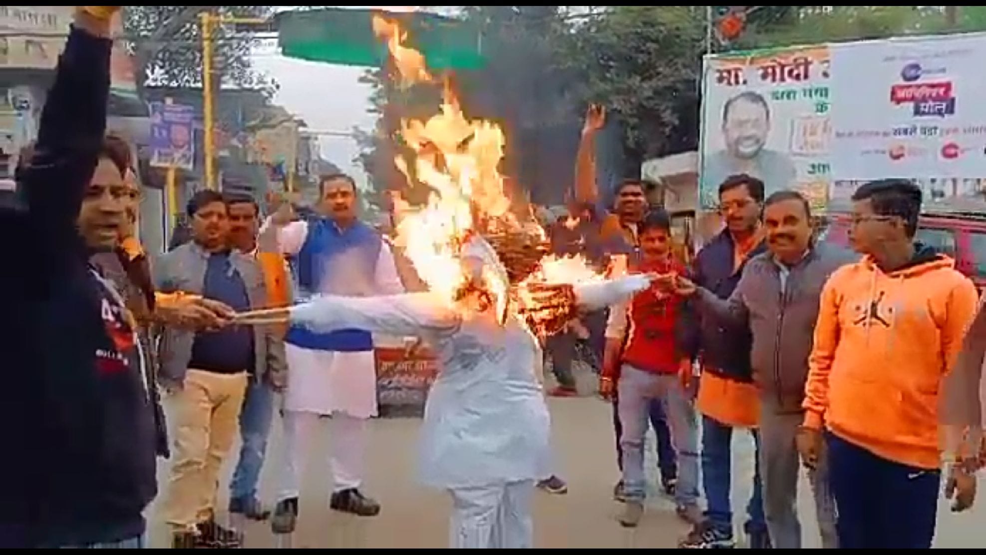 शाहजहांपुर के खिरनी बाग चौराहे पर पंजाब के मुख्यमंत्री चरन जीत सिंह उर्फ चन्नी का पुतला फूंकते भ?