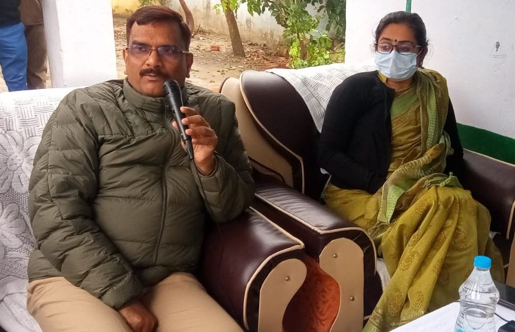 ग्रामीणों से बात करते एसपी राजेश कुमार सिंह साथ में मौजूद डीएम। संवाद ग्रामीणों से बात करते एसपी राजेश कुमार सिंह साथ में मौजूद डीएम। संवाद