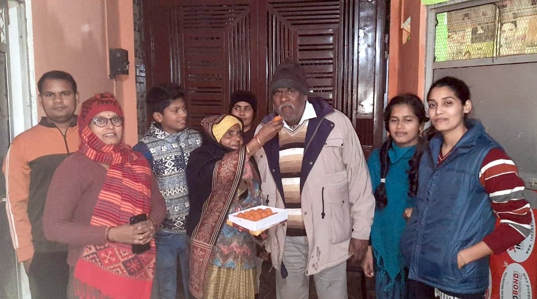 बिजनौर : कोतवाली देहात में मेघना के भारतीय क्रिकेट टीम में चुने जाने पर खुशी मनाते परिजन। बिजनौर : कोतवाली देहात में मेघना के भारतीय क्रिकेट टीम में चुने जाने पर खुशी मनाते परिजन।