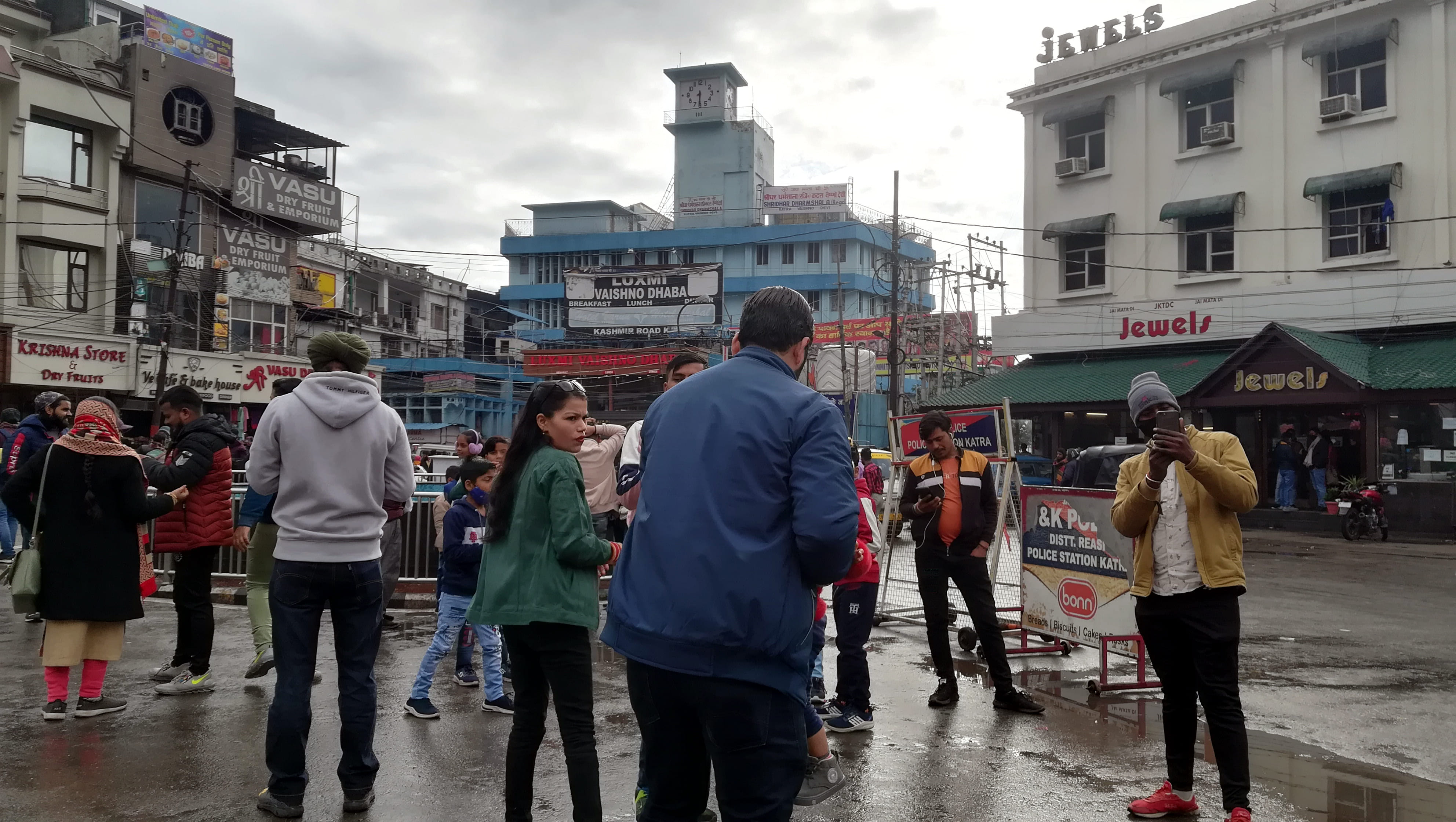 दोपहर को बारिश रूकने के वाद यात्री भवन की ओर जाने से पहले सैल्फी लेते हुए