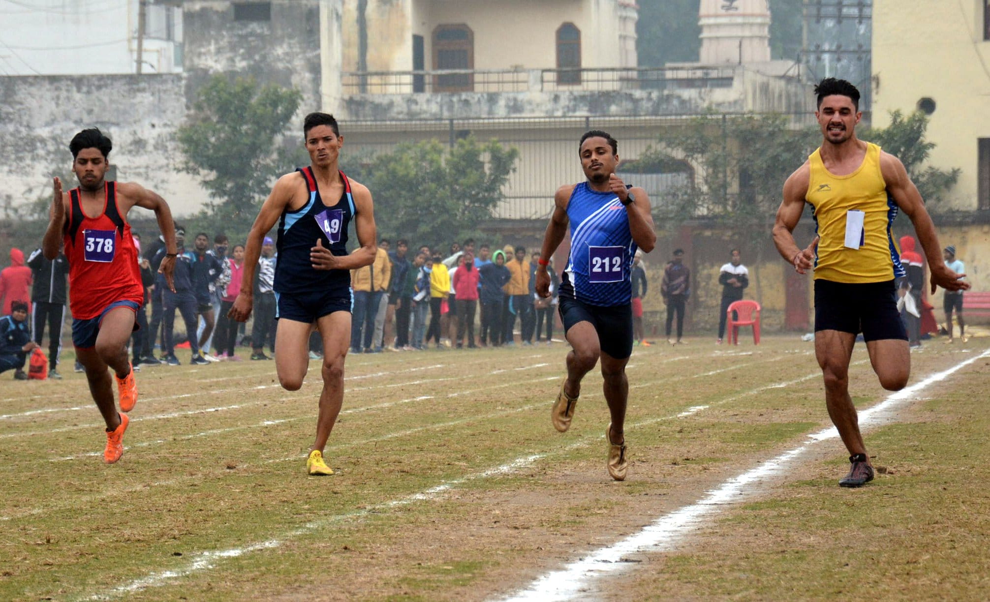 मुजफ्फरनगर में स्पोर्ट्स स्टेडियम में राज्य स्तरीय जूनियर एथलेटिक्स प्रतियोगिता में 100 दौड में ?