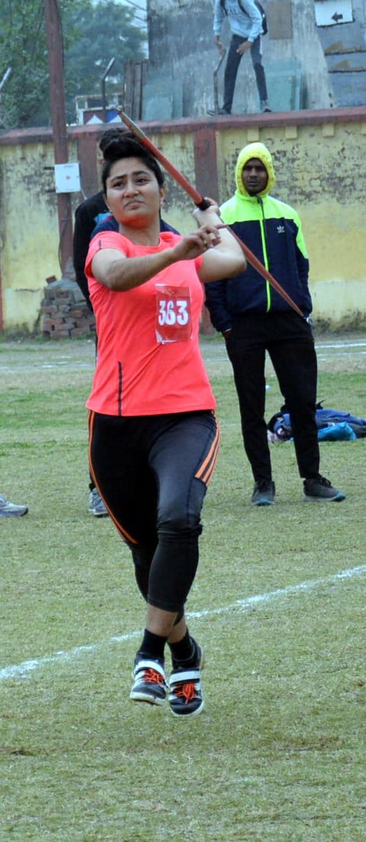 मुजफ्फरनगर में स्पोर्ट्स स्टेडियम में राज्य स्तरीय जूनियर एथलेटिक्स प्रतियोगिता में भाला फेंक