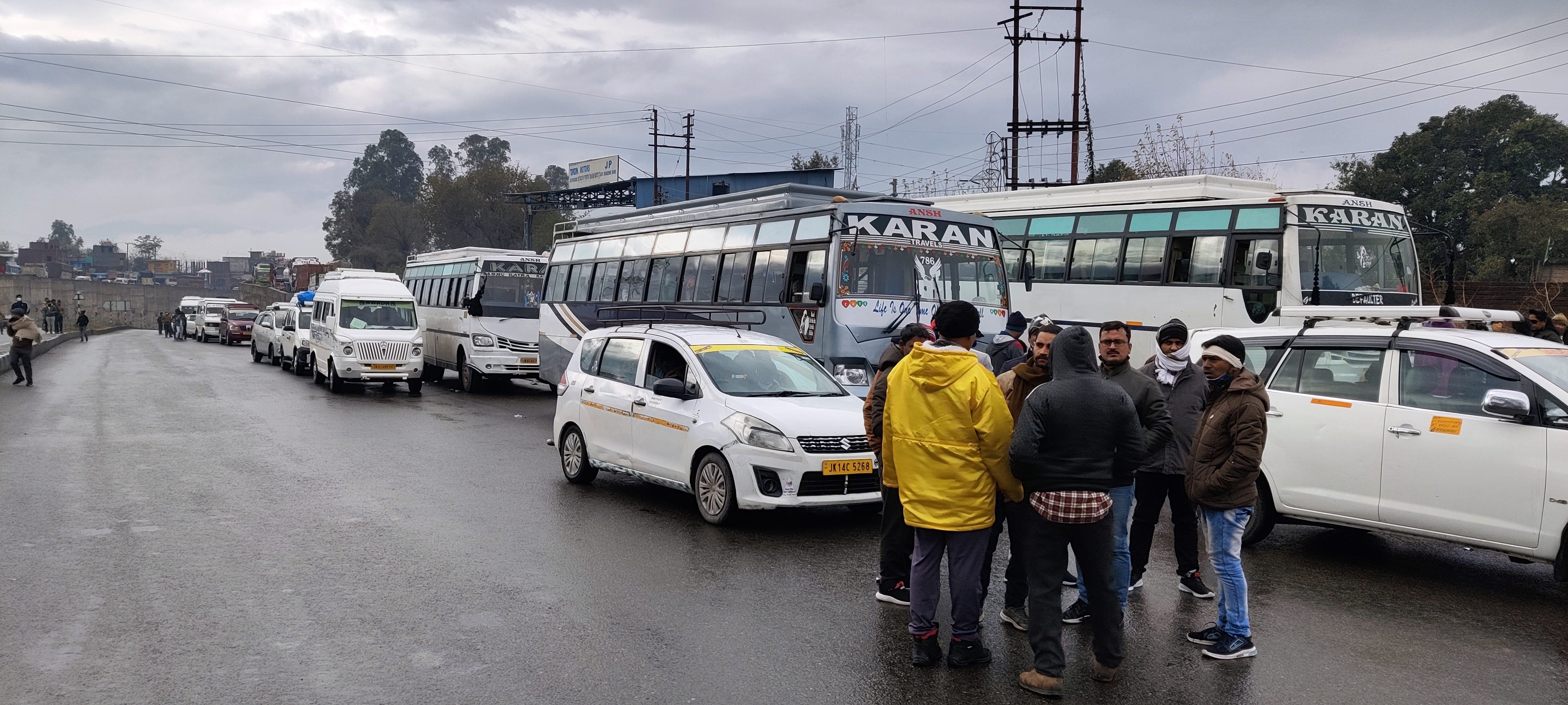 जम्मू-श्रीनगर हाईवे बंद होने के बाद वीरवार को ऊधमपुर के पीर बाबा चौक पर रोके गए यात्री वाहन। -संवा? जम्मू-श्रीनगर हाईवे बंद होने के बाद वीरवार को ऊधमपुर के पीर बाबा चौक पर रोके गए यात्री वाहन। -संवा?