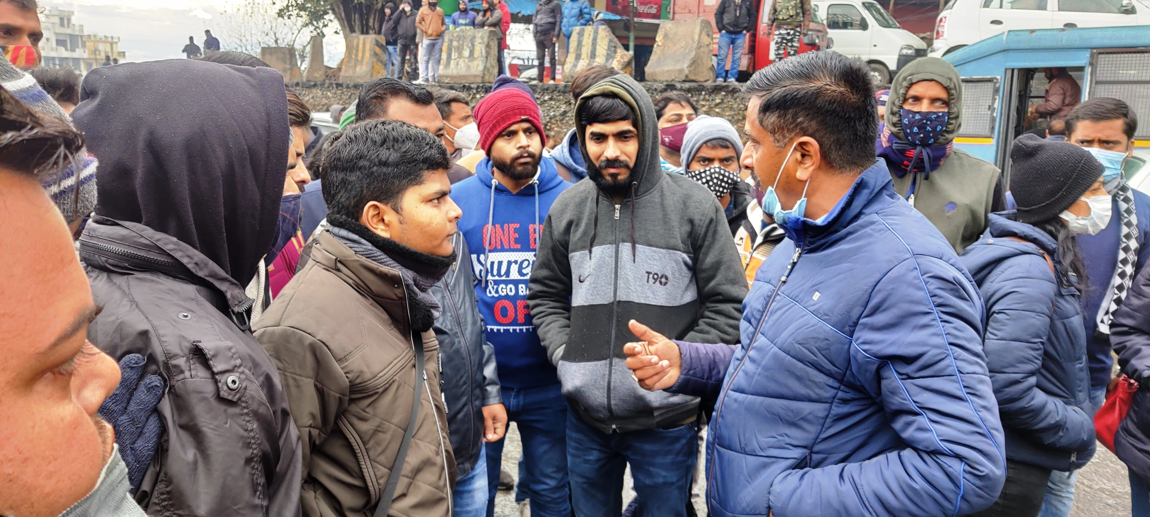 यात्रियों को गाईड करते हुए ऊधमपुर डीटीआई ट्रैफिक यात्रियों को गाईड करते हुए ऊधमपुर डीटीआई ट्रैफिक