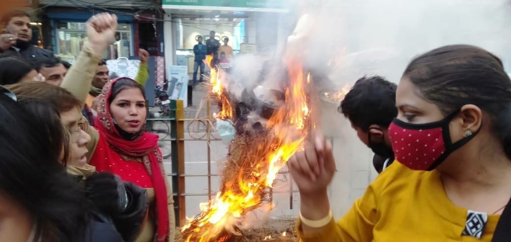 कांग्रेस कार्यालय के सामने पंजाब सरकार का पुतला फूंकते भाजपा कार्यकर्ता। संवाद कांग्रेस कार्यालय के सामने पंजाब सरकार का पुतला फूंकते भाजपा कार्यकर्ता। संवाद