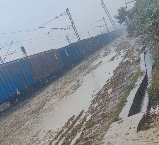 नया माल गोदाम रोड रेलवे क्रासिंग भंगवा रोड पर हुआ कीचड़ से चलना हुआ दूभर। संवाद नया माल गोदाम रोड रेलवे क्रासिंग भंगवा रोड पर हुआ कीचड़ से चलना हुआ दूभर। संवाद