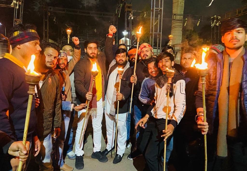 मशाल जूलुस निकालते भाजपा भाजपा युवा मोर्चा के पदाधिकारी।