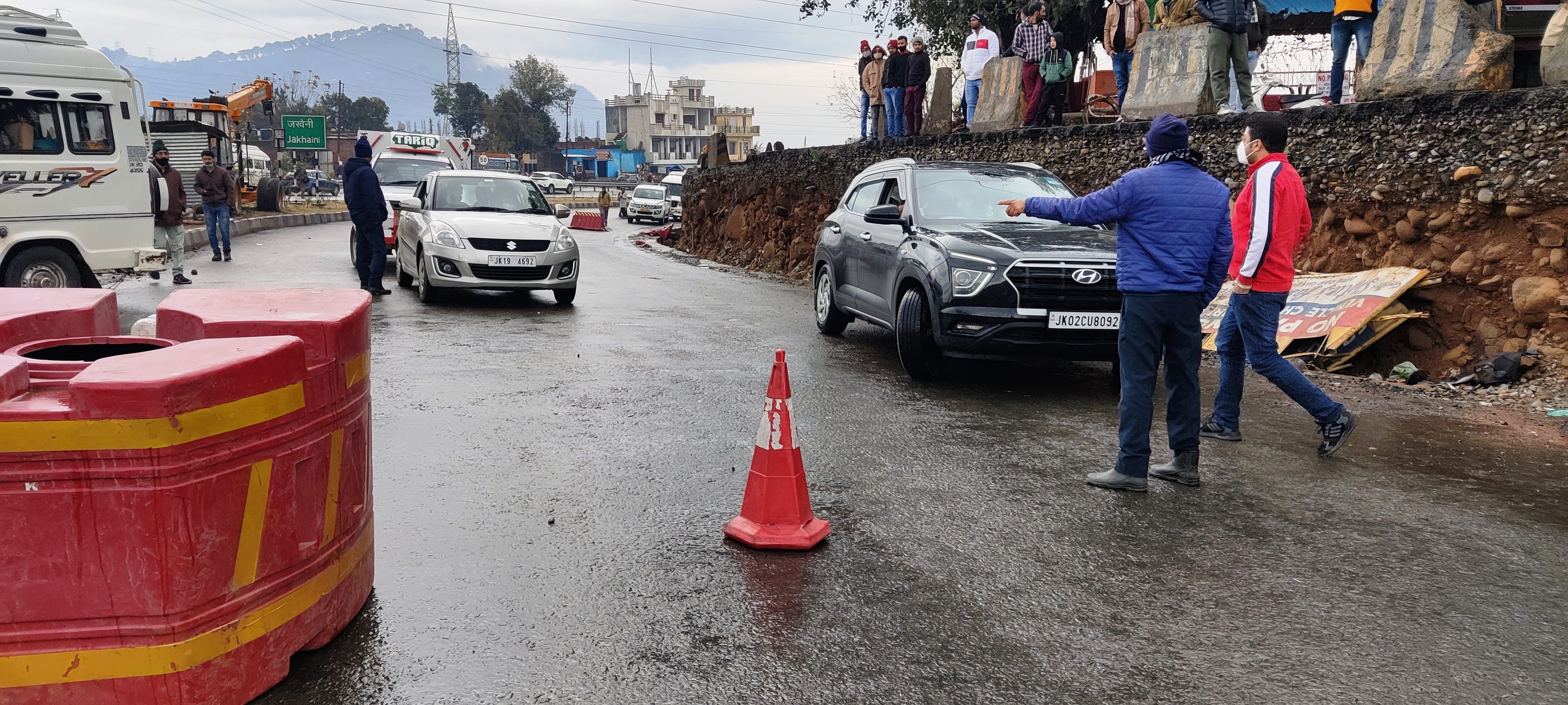 श्मीर की और जाने वाले वाहनों को ऊधमपुर के जखैनी चौक पर ट्रैफिक पुलिस कर्मी रोकते हुए श्मीर की और जाने वाले वाहनों को ऊधमपुर के जखैनी चौक पर ट्रैफिक पुलिस कर्मी रोकते हुए