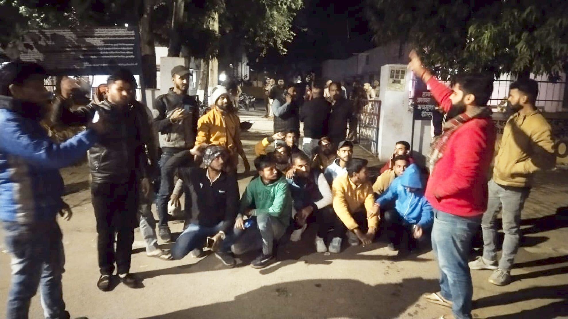 तिलहर थाना गेट पर धरना प्रदर्शन करते भाजपा कार्यकर्ता । संवाद