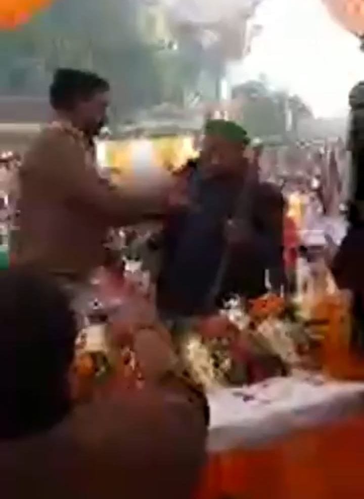 विधायक को तमाचा मारने वाले को मंच से हटाता विधायक समर्थक। विधायक को तमाचा मारने वाले को मंच से हटाता विधायक समर्थक।