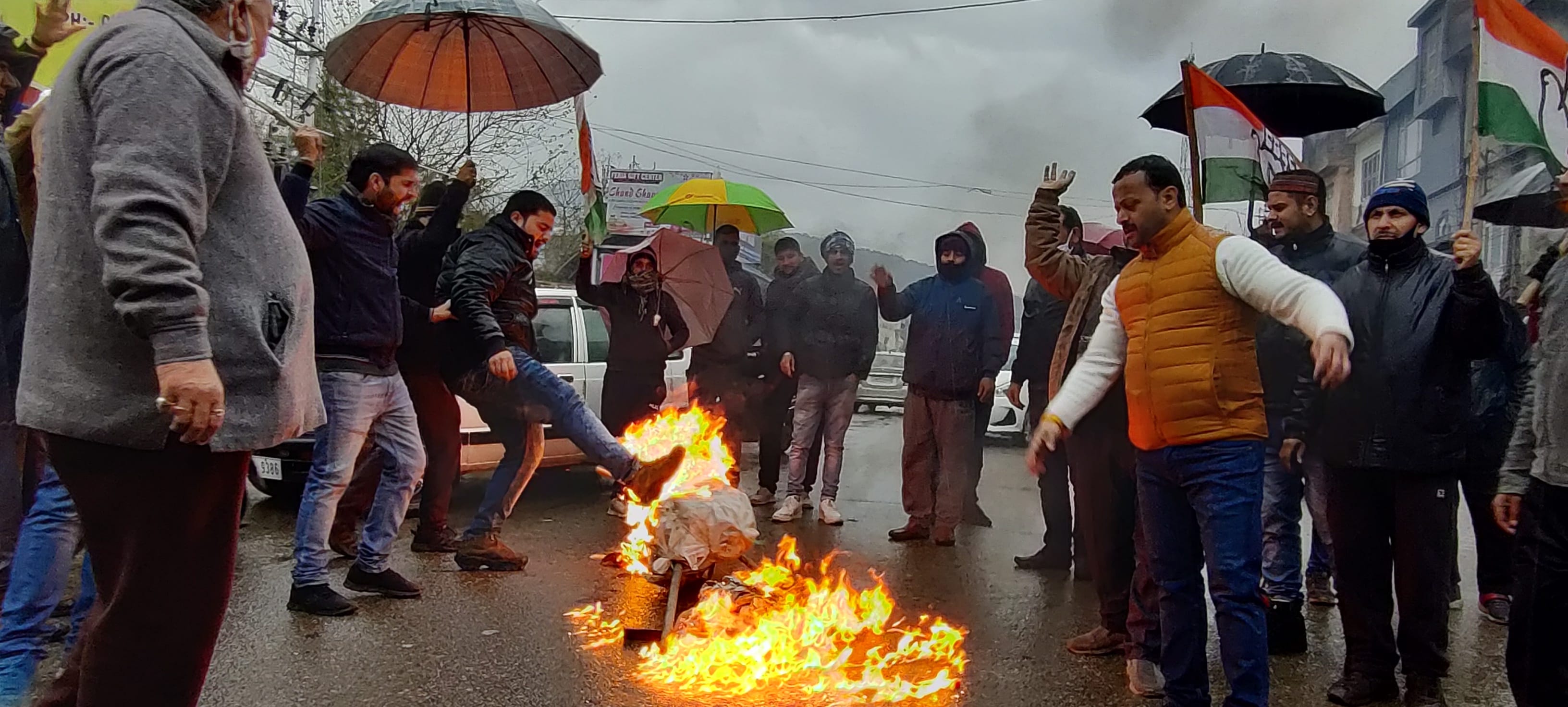 उधमपुर में भाजपा के प्रदेश के अध्यक्ष का पुतला फूंक कर प्रदर्शन करते कांग्रेसी