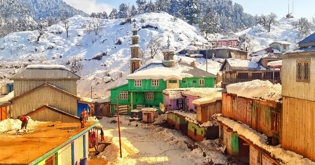 उधमपुर के बसंतगढ़ में बर्फबारी के बाद बसंतगढ़ में बिछी सफेद चादर का सुंदर नजारा उधमपुर के बसंतगढ़ में बर्फबारी के बाद बसंतगढ़ में बिछी सफेद चादर का सुंदर नजारा