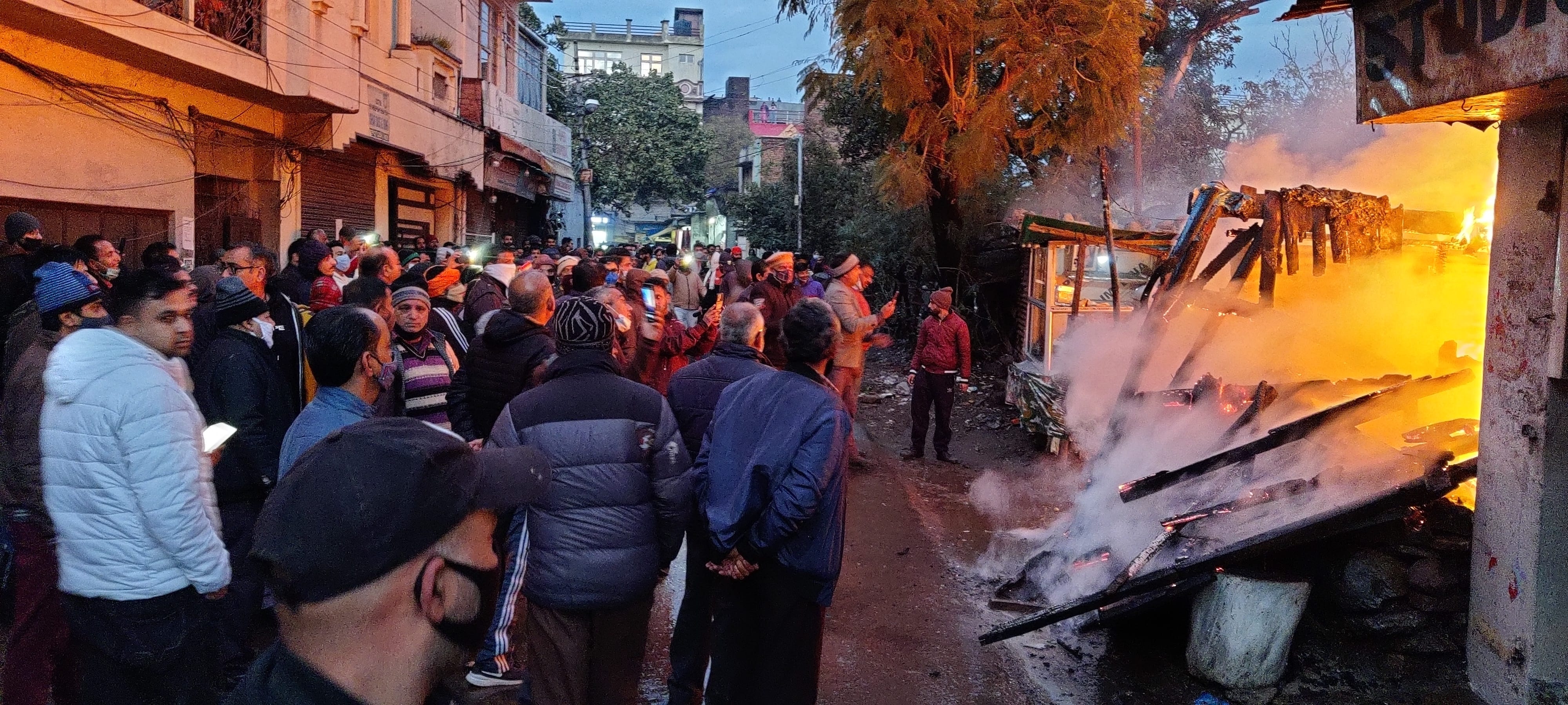 उधमपुर के रामनगर चौक पर लगी आग उधमपुर के रामनगर चौक पर लगी आग