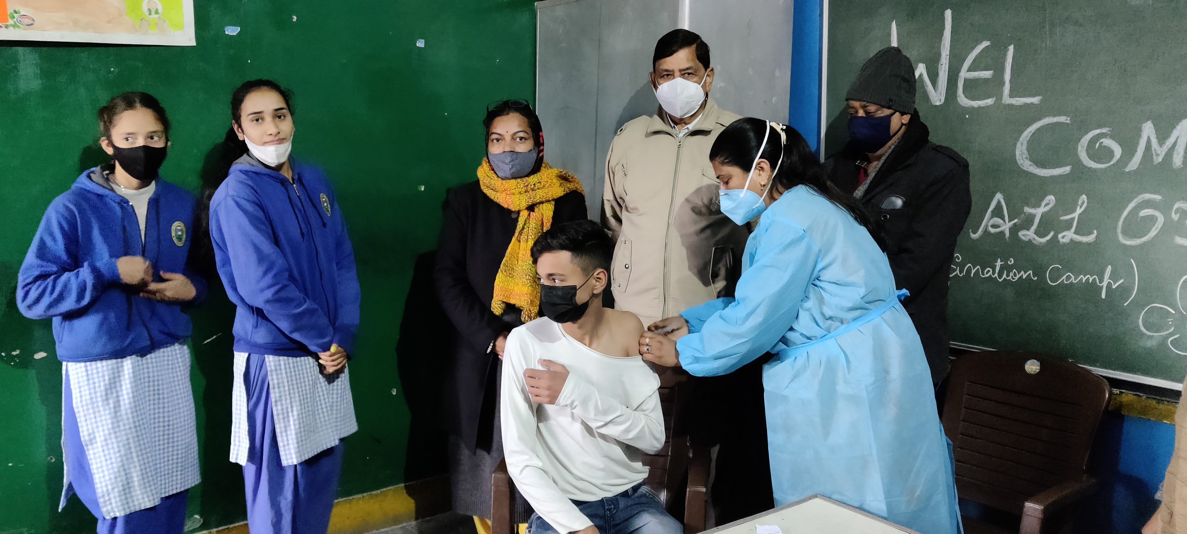 उधमपुर के भारतीय विद्या मंदिर स्कूल में वैक्सीन लगवाते छात्र व छात्राएं उधमपुर के भारतीय विद्या मंदिर स्कूल में वैक्सीन लगवाते छात्र व छात्राएं