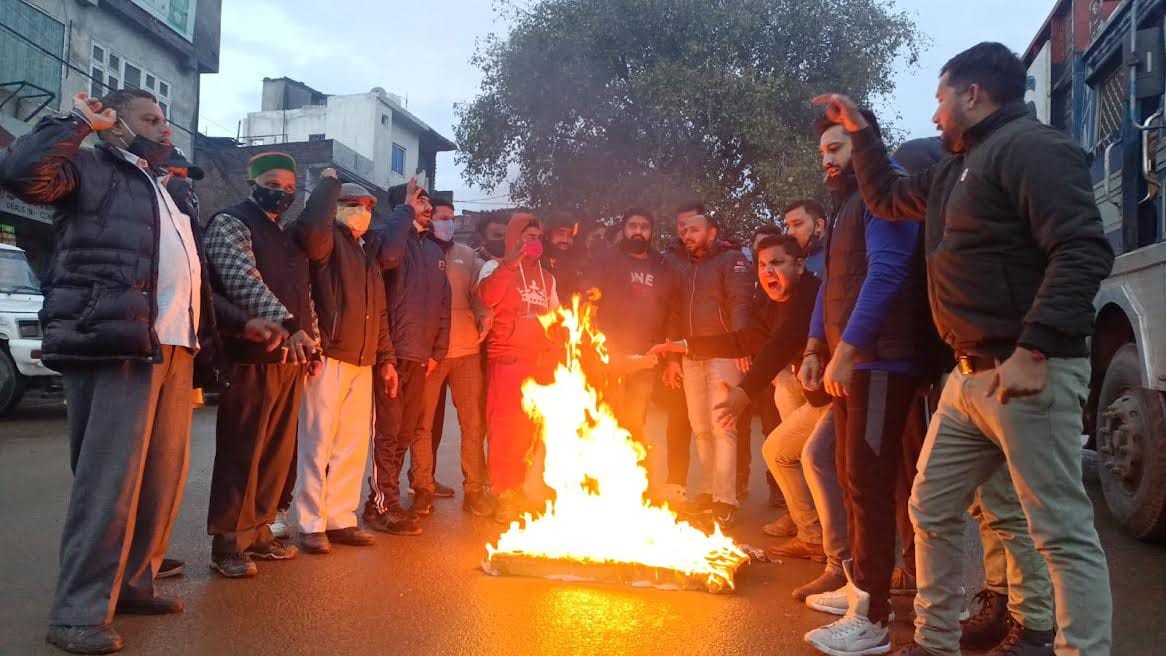 उधमपुर के वीनस चौक पर कांग्रेस का पुतला जलाकर प्रदर्शन करते भाजयुमो कार्यकर्ता