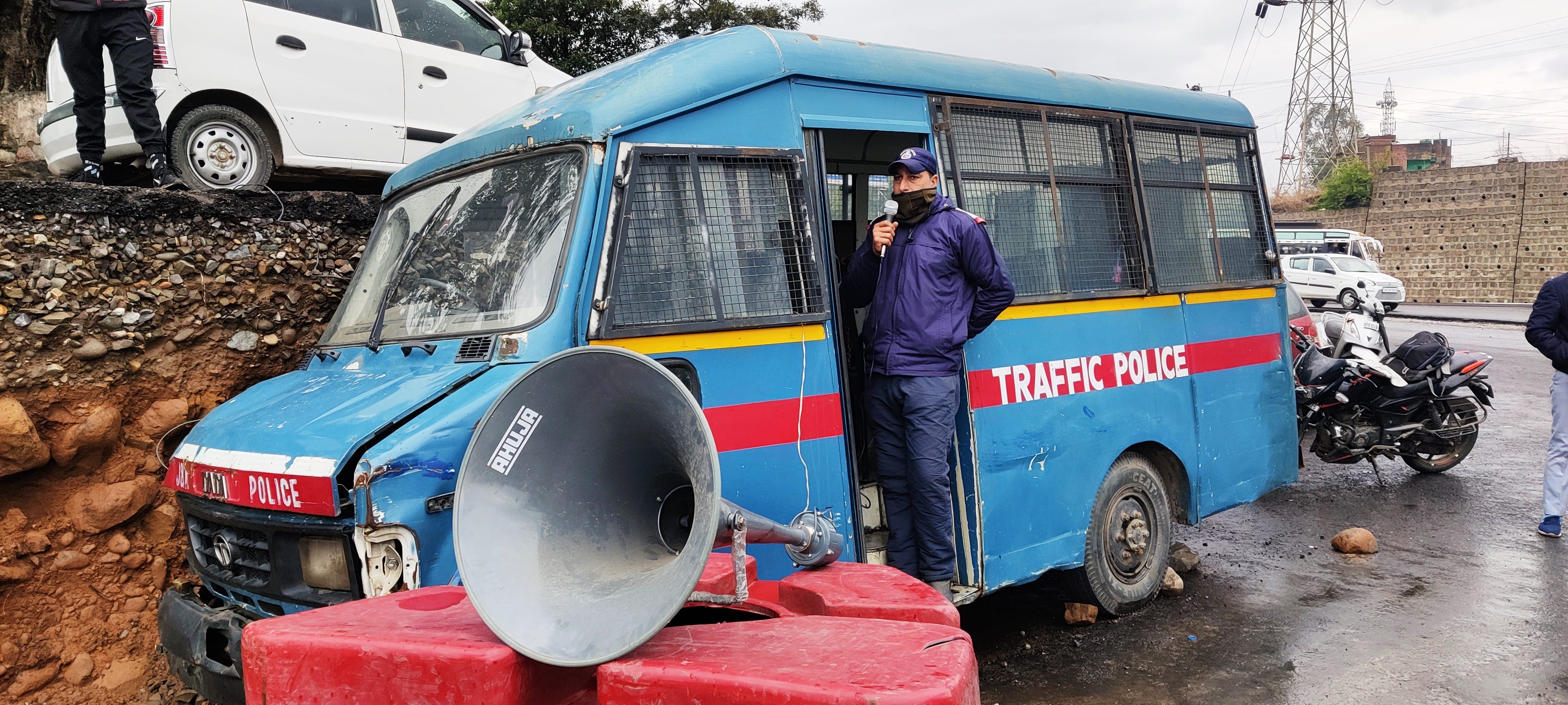 ऊधमपुर के जखैनी चौक पर ट्रैफिक पुलिस जवान एनाउसमेंट करते हुए ऊधमपुर के जखैनी चौक पर ट्रैफिक पुलिस जवान एनाउसमेंट करते हुए