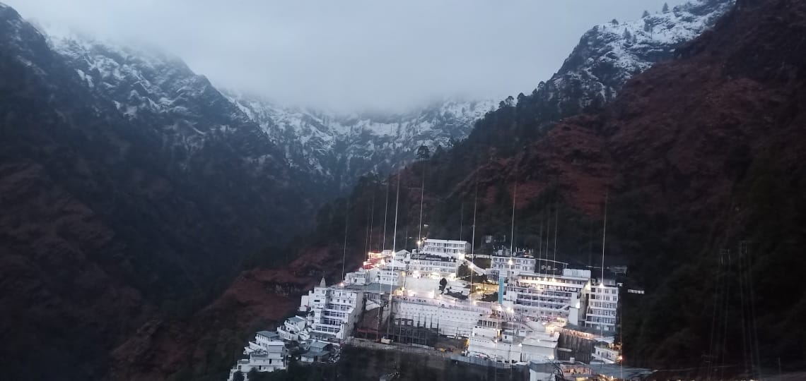 2 भवन में यात्री आलाव का सहारा लेते हुए 3 भवन के पिछे बर्फ से ढकी पहाड़िया 4 भैरों घाटी में बर्फ का आन? 2 भवन में यात्री आलाव का सहारा लेते हुए 3 भवन के पिछे बर्फ से ढकी पहाड़िया 4 भैरों घाटी में बर्फ का आन?